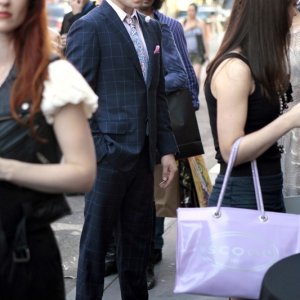 Chuck (Ed Westwick) tra la gente in un momento dell'episodio The Undergraduates di Gossip Girl