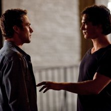 Damon (Ian Somerhalder) affronta Mason (Taylor Kinney) nell'episodio Memory Lane di Vampire Diaries