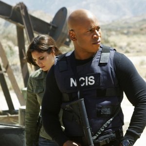 Daniela Ruah al fianco di LL Cool J nell'episodio Borderline di NCIS: Los Angeles