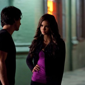 Ian Somerhalder (di spalle) e Nina Dobrev nell'episodio Memory Lane di Vampire Diaries