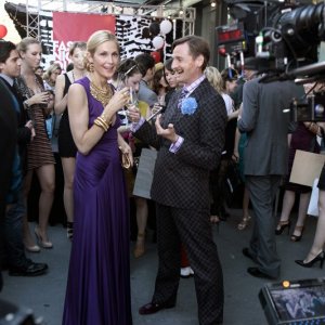 Lily (Kelly Rutherford) e Hamish Bowles (se stesso) nell'episodio The Undergraduates di Gossip Girl