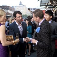 Rufus (Matthew Settle) stringe la mano a Hamish Bowles (se stesso) nell'episodio The Undergraduates di Gossip Girl