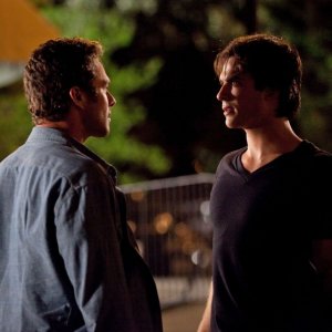 Taylor Kinney faccia a faccia con Ian Somerhalder nell'episodio Memory Lane di Vampire Diaries