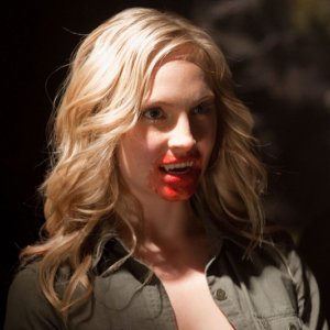 Un'assetata Caroline (Candice Accola) nell'episodio Kill Or Be Killed di Vampire Diaries