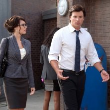 Clark (Tom Welling) parla con Linda Lee Danvers (Laura Vandervoort) nell'episodio Supergirl di Smallville