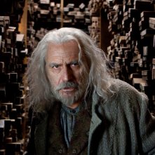 Gregorovich interpretato da Rade Serbedzija in una foto promo per il film I Doni della Morte - parte 1