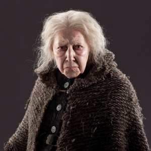 Hazel Douglas è Bathilda Bagshot in una foto promo per il film I Doni della Morte - parte 1