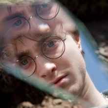Il riflesso di Daniel Radcliffe in una scena del film Harry Potter e i Doni della Morte - parte 1