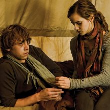 Ron (Rupert Grint) ed Ermione (Emma Watson) nel film Harry Potter e i Doni della Morte - parte 1
