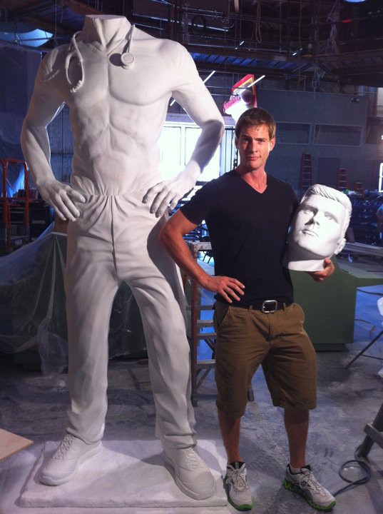 Ryan Mcpartlin Posa Con La Statua Di Capitan Fenomeno Sul Set Di Chuck Postata Su Twitter 177298