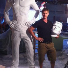 Ryan McPartlin posa con la statua di 'Capitan Fenomeno' sul set di Chuck (postata su Twitter)