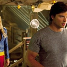 Supergirl (Laura Vandervoort) alle spalle di Clark (Tom Welling) in: Supergirl di Smallville