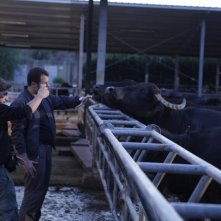 Edoardo De Angelis con Ferran Paredes Rubio sul set di Mozzarella Stories