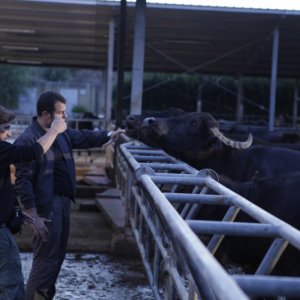 Edoardo De Angelis con Ferran Paredes Rubio sul set di Mozzarella Stories