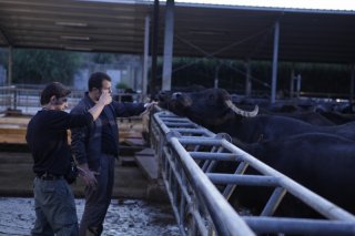 Edoardo De Angelis con Ferran Paredes Rubio sul set di Mozzarella Stories