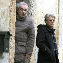 Gianni Cavina e Fabrizio Bentivoglio in una scena del film Una sconfinata giovinezza