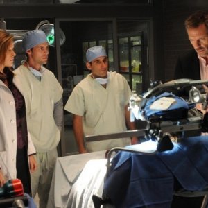 Hugh Laurie con il suo team nell'episodio Massage Therapy di Dr House: Medical Division