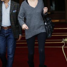 Kate Moss lascia il suo hotel The Ritz a Parigi