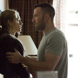 Blake Lively con un minaccioso Ben Affleck in The Town (2010)