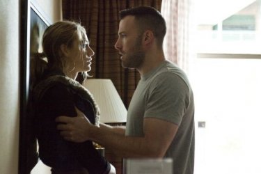 Blake Lively con un minaccioso Ben Affleck in The Town (2010)