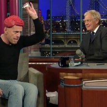 Bruce Willis condisce il suo parrucchino di carne cruda prima di farlo assaggiare a David Letterman
