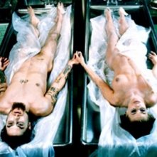 Carmen Electra e Dave Navarro uniti per sempre sul tavolo dell'autopsia. Una foto macabra per annunciare le nozze imminenti.