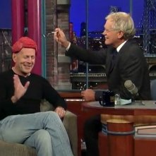 David Letterman assaggia il parrucchino di carne di Bruce Willis durante una puntata del suo show.