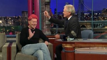 David Letterman assaggia il parrucchino di carne di Bruce Willis durante una puntata del suo show.