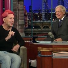 David Letterman osserva il parrucchino di carne di Bruce Willis durante una puntata del suo show.