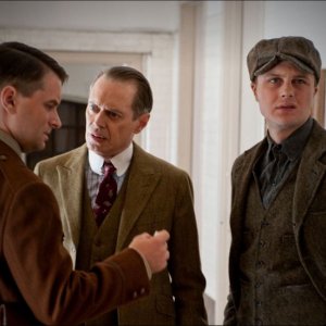 Steve Buscemi, Shea Whigham e Michael Pitt nell'episodio Broadway Limited di Boardwalk Empire