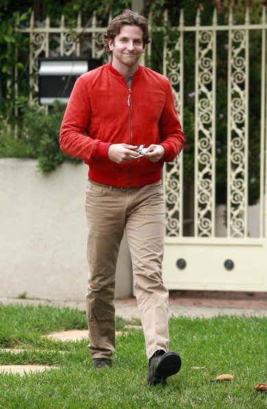 Bradley Cooper Sorride Ai Fotografi Mentre Lascia La Casa Di Amici In Santa Monica 177880