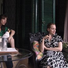 Charlotte Gainsbourg e Laura Linney in una scena del film The City of Your Final Destination