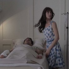Charlotte Gainsbourg e Omar Metwally in un'immagine drammatica del film The City of Your Final Destination