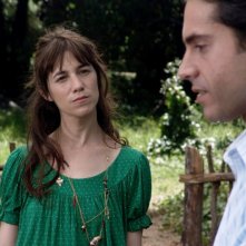 Charlotte Gainsbourg e Omar Metwally in una scena del film The City of Your Final Destination