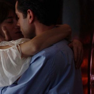 Charlotte Gainsbourg e Omar Metwally in una tenera immagine del film The City of Your Final Destination