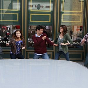 Il cast di How I Met Your Mother in una scena dell'episodio Subway Wars