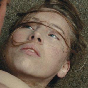 Isild Le Besco e Nahuel Pérez Biscayart in una scena del film Au fond des bois