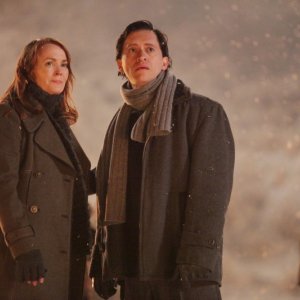 Laura Innes e Clifton Collins nell'episodio Protect Them From The Truth di The Event