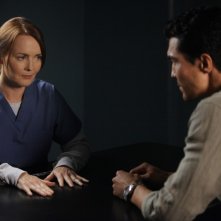 Laura Innes ed Ian Anthony Dale nell'episodio Protect Them From The Truth di The Event