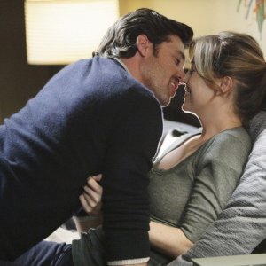 Patrick Dempsey e Ellen Pompeo nell'episodio Can't Fight Biology di Grey's Anatomy