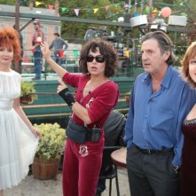 Sabine Azéma, Isabelle Mergault, Daniel Auteuil e Medeea Marinescu in una scena del film Donnant, Donnant