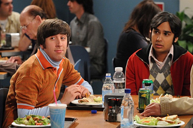 Simon Helberg e Kunal Nayyar nell'episodio The Zazzy Substitution di The Big Bang Theory