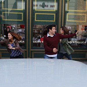 Un momento frenetico dell'episodio Subway Wars di How I Met Your Mother