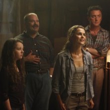 Keri Russell e Stefania Owen nell'episodio Into the Wilde di Running Wilde