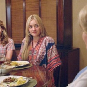 Amanda Michalka e Carissa Capobianco con Diane Lane, di spalle, in Secretariat