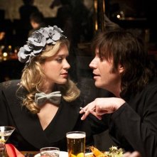 Chloë Sevigny e Rhys Ifans nel film Mr. Nice