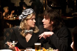 Chloë Sevigny e Rhys Ifans nel film Mr. Nice