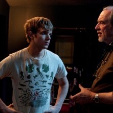 Max Thieriot Con Il Regista Wes Craven Sul Set Dell Horror My Soul To Take 178097