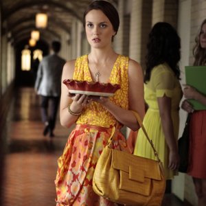 Blair (Leighton Meester) con torta in mano nell'episodio Goodbye Columbia di Gossip Girl