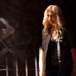 Candice Accola sporca di sangue nell'episodio Kill Or Be Killed di Vampire Diaries